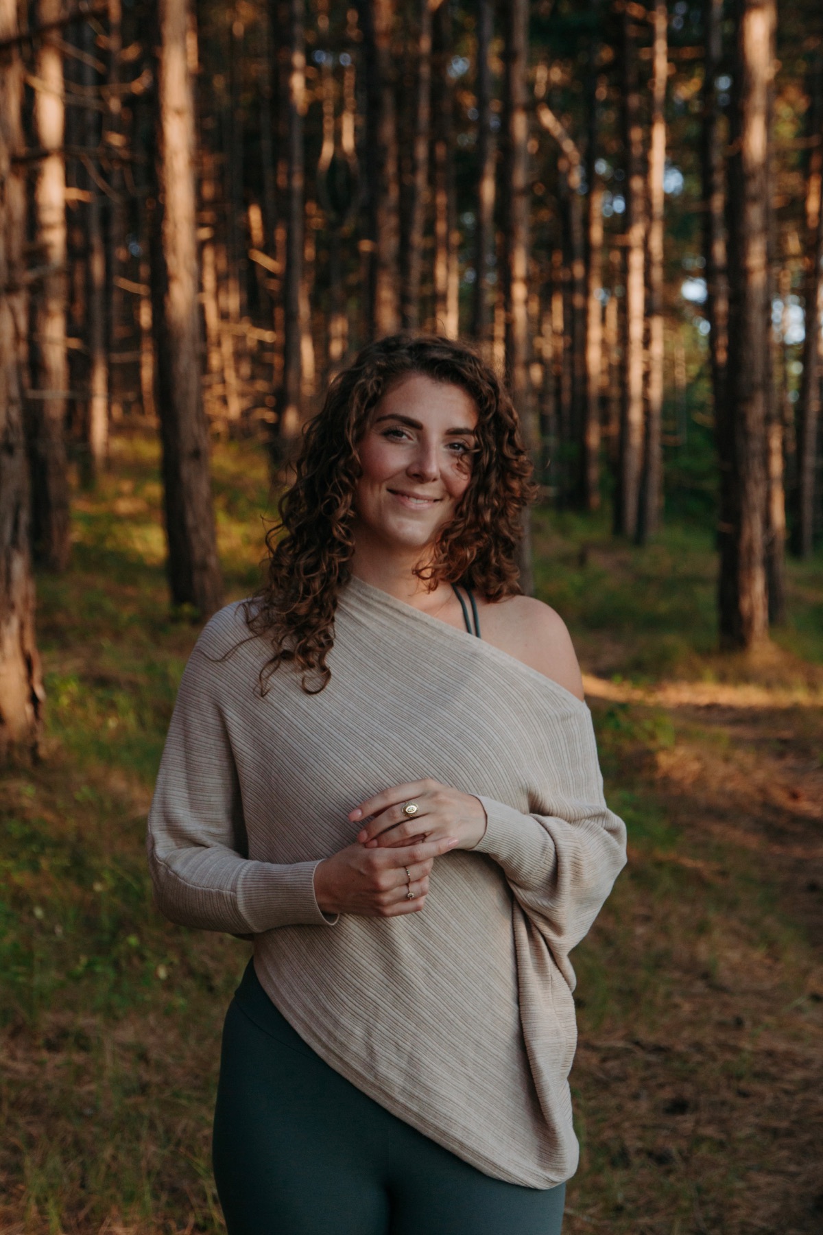 Yoginini in het bos