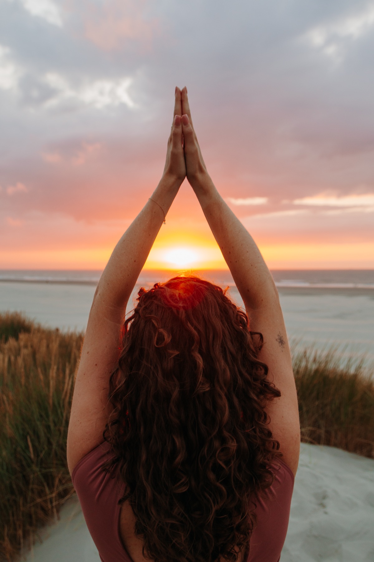 Yoginini in de natuur